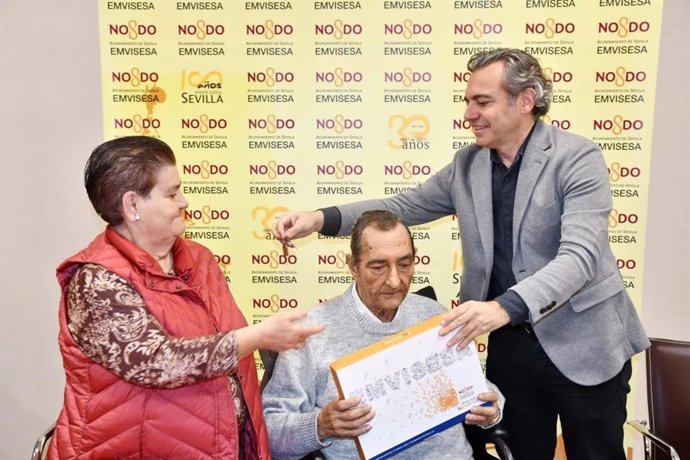 El gerente de Emvisesa, Felipe Castro, con José y Carmen, a los que el Ayuntamiento aplicó el programa de permuta de manera que ellos dieron su piso cárcel para recibir uno adaptado a sus problemas de movilidad.