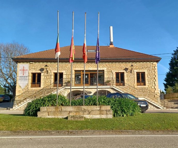 Ayuntamiento de Ribamontán al Mar con las banderas a media asta