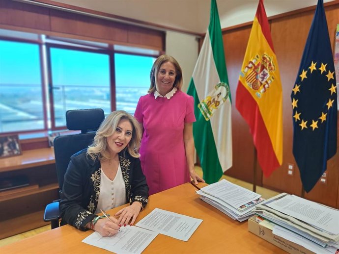 La consejera de Economía, Hacienda y Fondos Europeos, Carolina España, firma el convenio gracias al que Andalucía se integra en la Alianza europea para el desarrollo de la microelectrónica y el chip