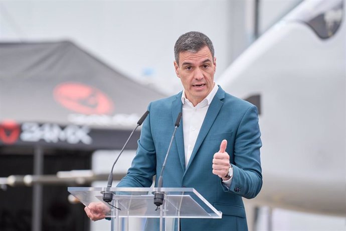 El presidente del Gobierno, Pedro Sánchez, interviene durante su visita a las instalaciones de la empresa Skydweller, en el aeropuerto de Albacete, a 3 de abril de 2023, en Albacete, Castilla-La Mancha (España). 