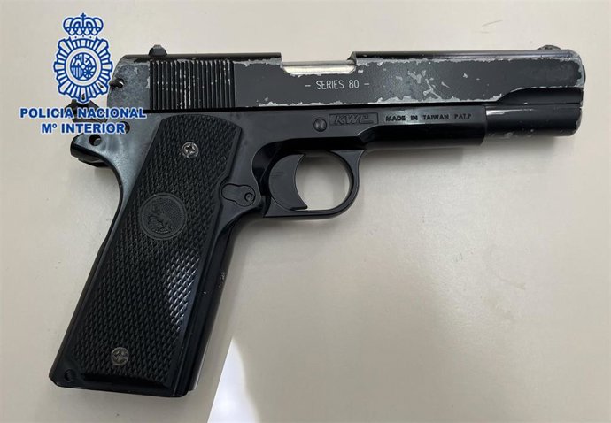 Pistola simulada intervenida