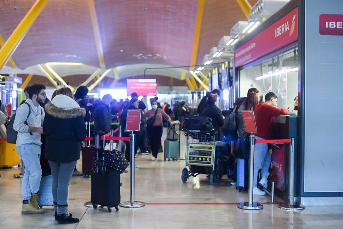 Archivo - Varias personas esperan para embarcar y facturar en la zona de salidasTerminal 4 del Aeropuerto Madrid-Barajas Adolfo Suárez, a 28 de enero de 2023, en Madrid (España). 