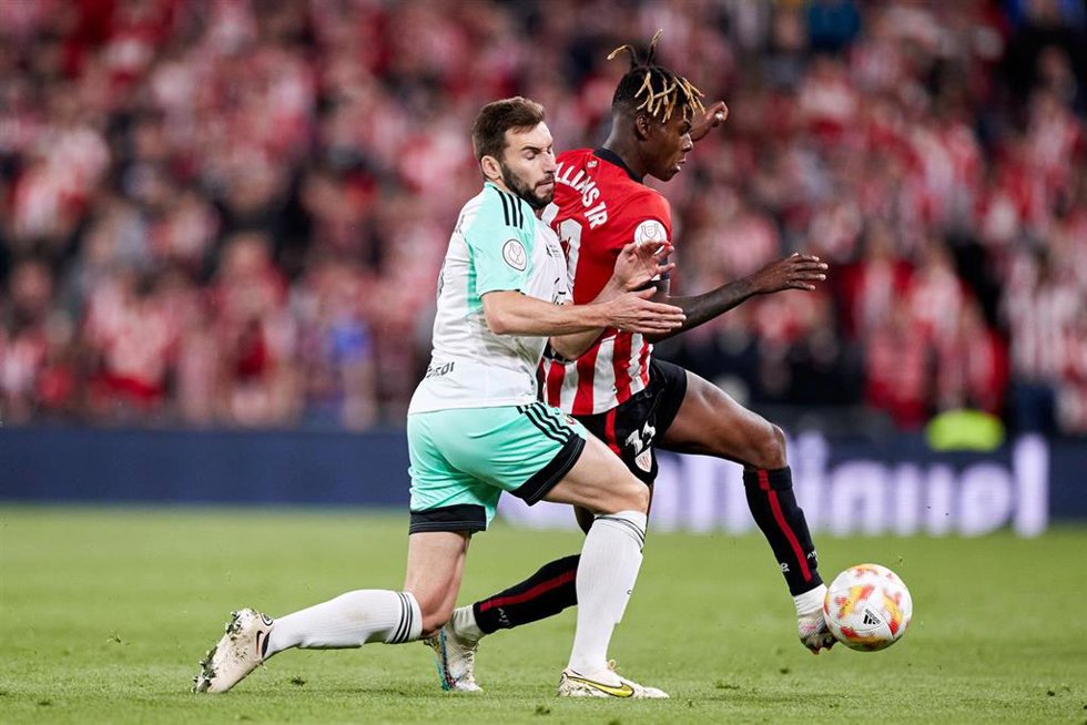 Nico Williams y Javier Moncayola pelean por un balón durante el Athletic-Osasuna de la Copa del Rey 2022-2023