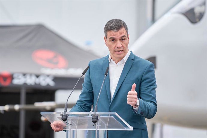 El presidente del Gobierno, Pedro Sánchez, interviene durante su visita a las instalaciones de la empresa Skydweller, en el aeropuerto de Albacete, a 3 de abril de 2023, en Albacete, Castilla-La Mancha (España). Skydweller es una aeronave propulsada por