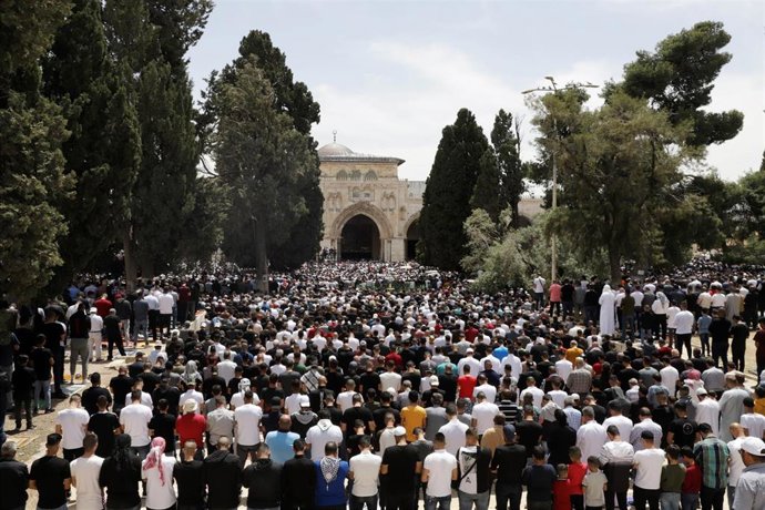 Archivo - Cientos de palestinos rezando durante el Ramadán de 2022 en el exterior de la mezquita de Al Aqsa, situada en la Explanada de las Mezquitas, en Jerusalén