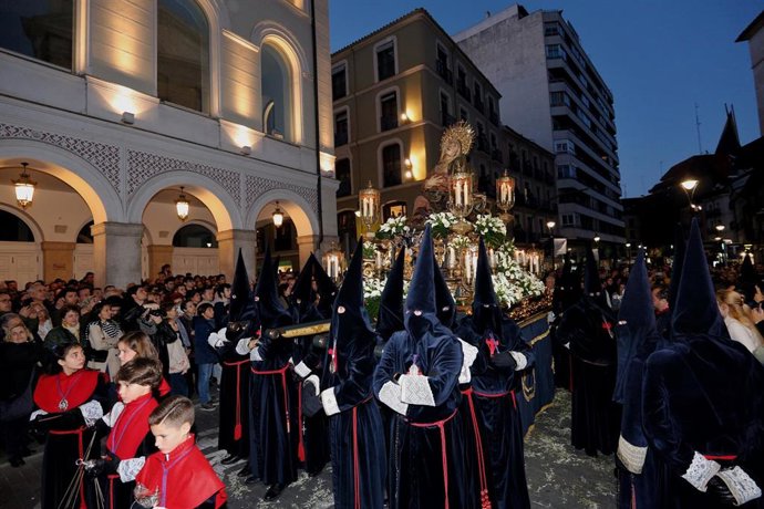 Nazarenos durante la procesión del Encuentro de la Santísima Virgen con su hijo en la Calle de la Amargura, a 4 de abril de 2023, en Valladolid.