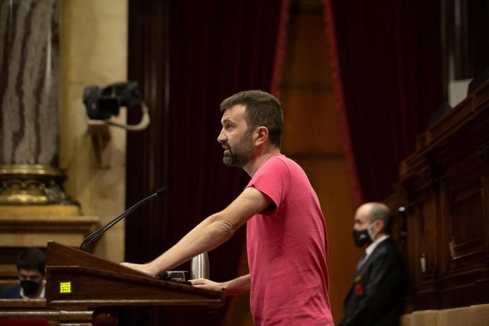 Archivo - El diputado de CUP, Pau Juvill, interviene durante una sesión plenaria en el Parlament de Cataluña, a 19 de octubre de 2021, en Barcelona, Cataluña (España). El pleno del Parlament ha recuperado el 100% del aforo del hemiciclo, tras el visto 