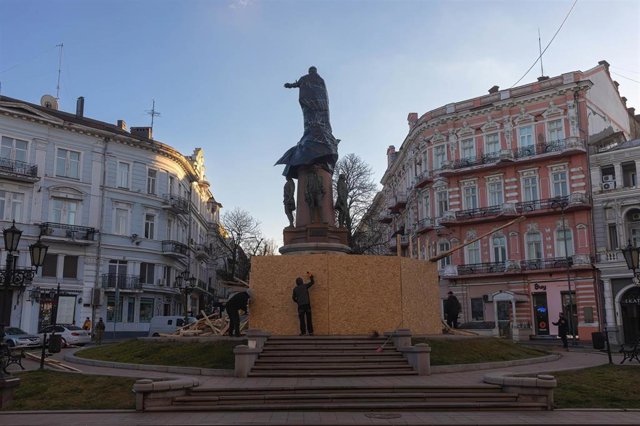 Archivo - Desmantelamiento de una estatua en Odesa, Ucrania