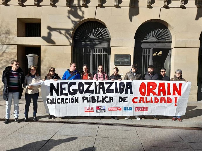 Los sindicatos convocantes de la huelga del pasado lunes en la enseñanza pública de Navarra (LAB, Steilas, CCOO, ELA y UGT) en la concentración frente al Palacio de Navarra