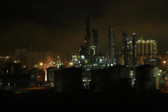 Archivo - La planta de Iqoxe en la planta petroquímica de La Canonja (Tarragona) tras la explosión en enero de 2020