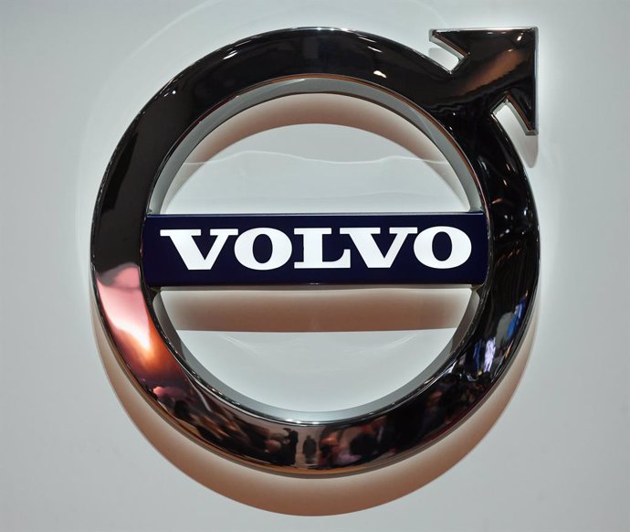 Archivo - FILED - 07 March 2018, Switzerland, Geneva: A Volvo logo taken at the Geneva Motor Show on the second day of press. The Volvo Cars Group achieved an operating profit of $1.1 billion in the fourth quarter of last year. Photo: Uli Deck/dpa