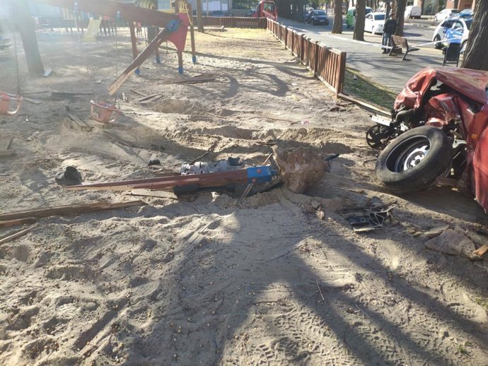 Imagen del coche siniestrado y de las destrozas provocadas en el parque infantil contra el que ha chocado en su huida de la policía