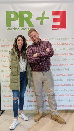 Javier Muro, candidato para la Alcaldía de Lumbreras del Partido Riojano+España Vaciada acompañado de la número 2 Aitana Pinillos