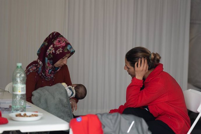 Archivo - Una mujer sostiene a su hijo en brazos en el hospital de campaña de la Agencia Española de Cooperación Internacional para el Desarrollo, a 23 de febrero de 2023, en Iskenderun, Turquía (España).