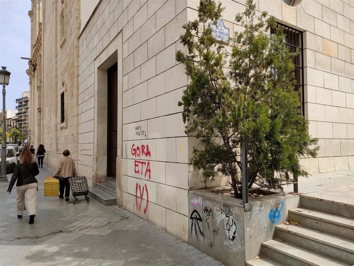 Una pintada de 'gora ETA' en la plaza dedicada a Luis Portero, este pasado martes al mediodía