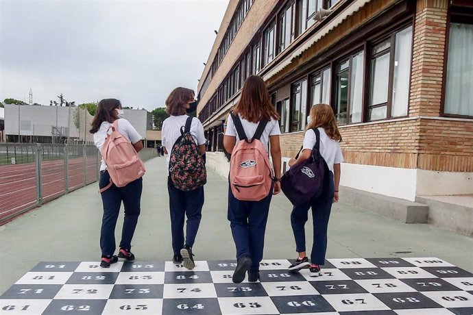 Archivo - Cuatro niñas adolescentes se dirigen a la entrada del colegio Virgen de Europa durante el primer día de clase del curso 2021-22, a 6 de septiembre de 2021, en Boadilla del Monte, Madrid (España). 