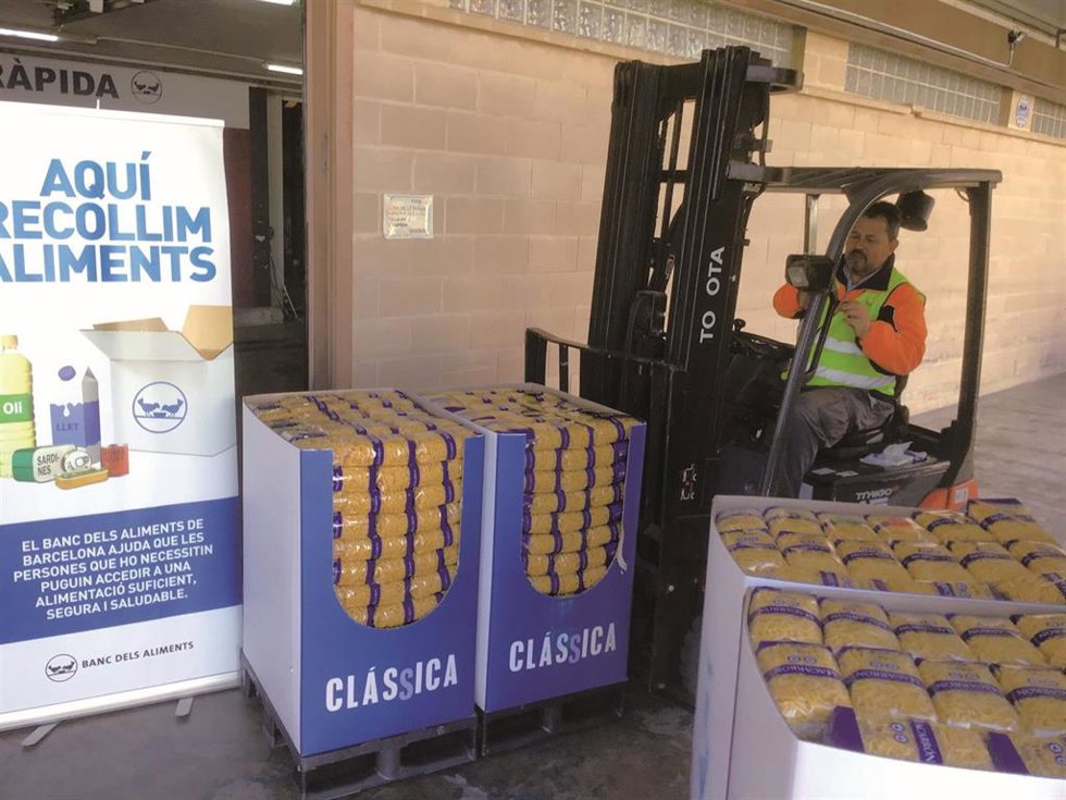 Momento de la entrega de los macarrones al Banc dels Aliments.