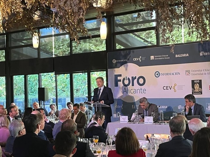 El president de la Generalitat, Ximo Puig, en el Foro Información en Alicante