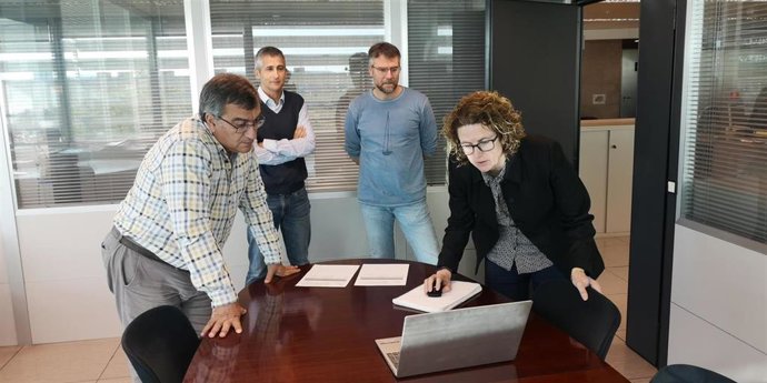 Miembros de la Conselleria de Educación durante la realización del sorteo de desempate.