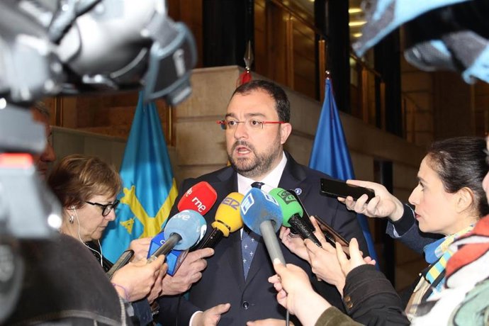 Adrián Barbón, atendiendo a los medios de comunicación