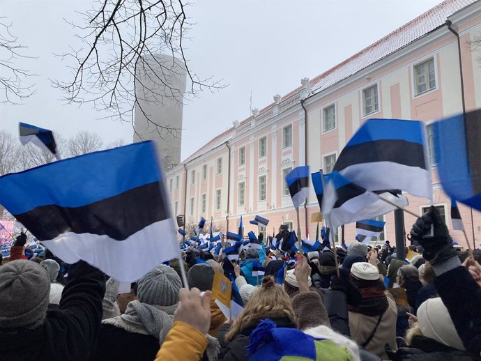 Archivo - 24 February 2023, Estonia, Tallinn: People gather in front of the "Long Hermann" on which the blue-black-white national flag is hoisted during celebrations of the 105th anniversary of the Republic of Estonia, Photo: Alexander Welscher/dpa