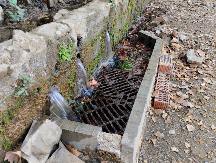 Fuita d'aigua al parc Che Guevara de Santa Coloma de Gramenet (Barcelona)