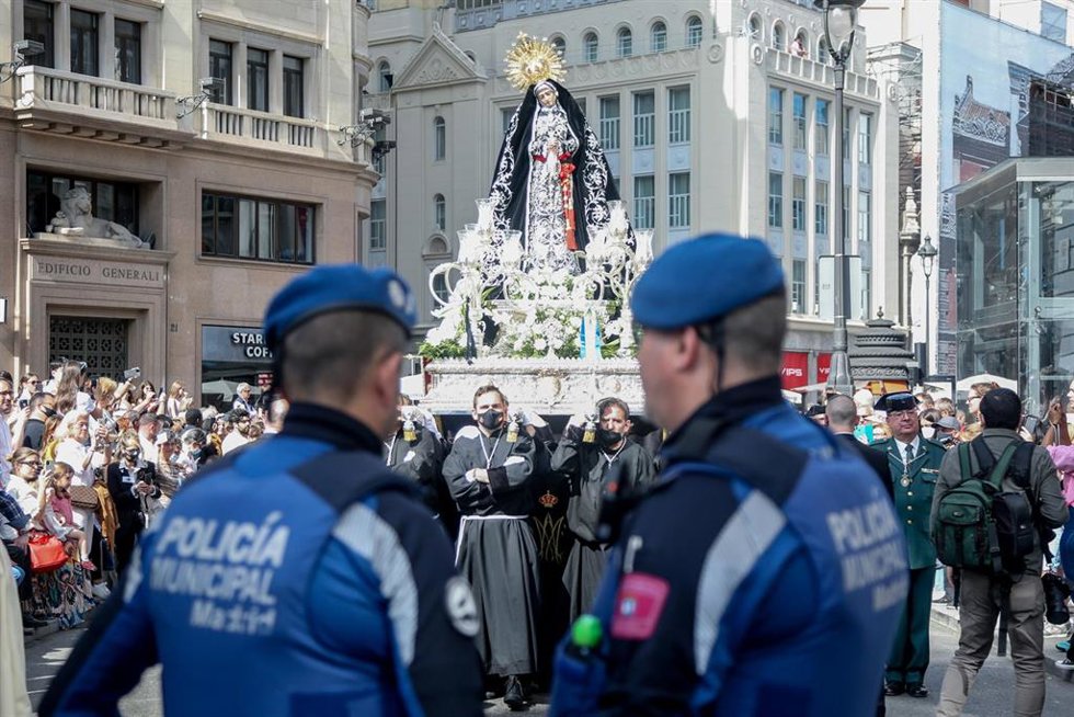 Archivo - Anderos llevan la talla de la Virgen de la Soledad en la procesión de La Soledad y del Desamparo y del Cristo Yacente, que sale desde la Iglesia de la Concepción Real de Calatrava, a 16 de abril de 2022, en Madrid (España). 