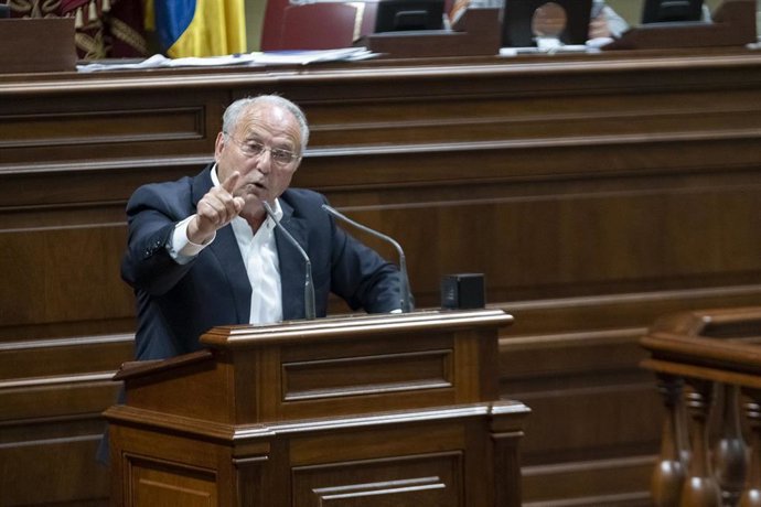 Archivo - El presidente de honor del PNC, Juan Manuel García Ramos, en un Pleno del Parlamento