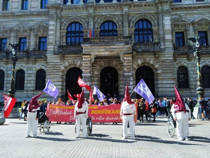 Concentración de trabajadoras de residencias Bizkaia ante Diputación