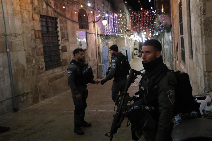 Policías de Israel tras un tiroteo cerca de la Explanada de las Mezquitas, en Jerusalén