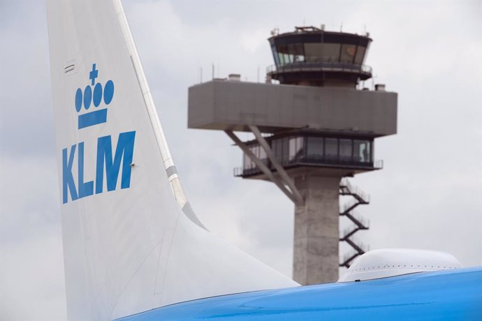 Archivo - FILED - 14 July 2021, Brandenburg, Schoenefeld: A Dutch airline KLM-Air France Boeing 737 "Ivory Gull" aircraft stands on the apron of BER "Willy Brandt" Airport during take-off preparation. 