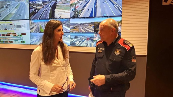 La subdirectora general de gestión del tráfico del Servei Catal de Trnsit (SCT), Lourdes Puigbarraca, y el subjefe de la comisaría general de los Mossos, Vicen Gasulla.