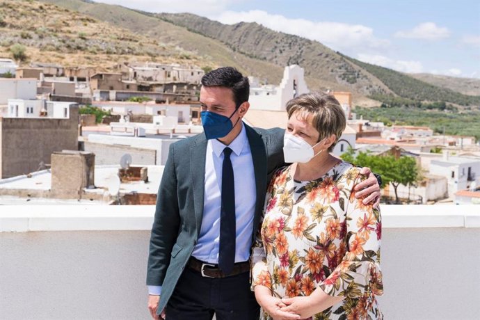 El presidente de la Diputación junto con la alcadesa de Las Tres Villas (Almería) en una imagen de archivo.