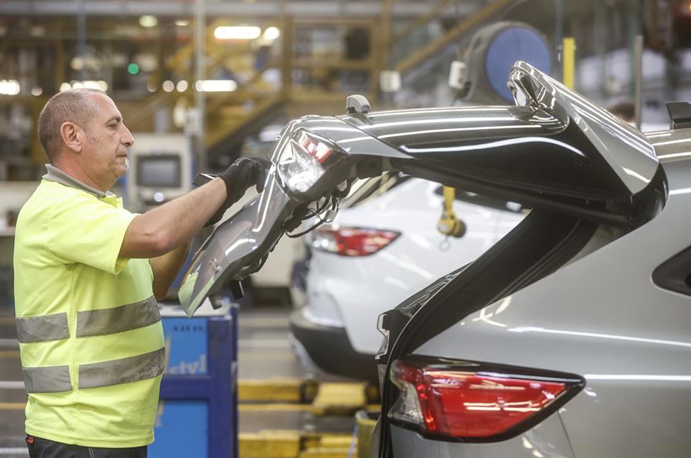 Archivo - Un trabajador en un vehículo de la fábrica de Ford en Almussafes