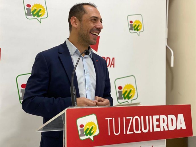 Archivo - El coordinador de IU en Córdoba, Sebastián Pérez, en una rueda de prensa.