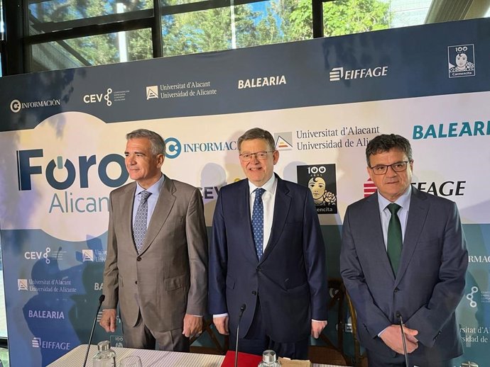 El president de la Generalitat, Ximo Puig, el presidente de Baleria, Adolfo Utor, y el presidente del Club Información, Toni Cabot, en el Foro Información en Alicante.