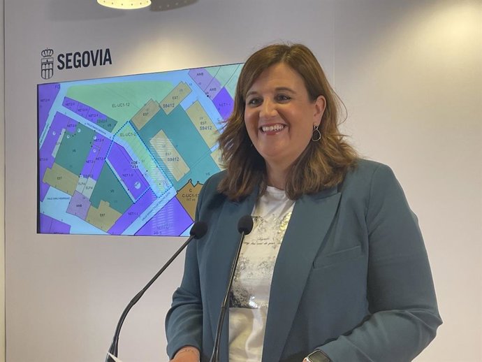 La alcaldesa de Segovia, Clara Martín, en la rueda de prensa.