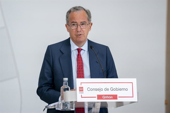 El vicepresidente, consejero de Educación y Universidades, Enrique Ossorio, comparece en rueda de prensa tras la reunión extraordinaria del Consejo de Gobierno, en el Centro de Recursos Juveniles de Griñón, a 22 de marzo de 2023, en Griñón (Madrid). Ayu