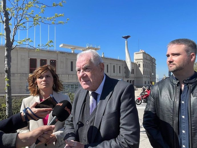 Los concejales de ERC, Ernest Maragall y Elisenda Alamany, junto al diputado en el Congreso Gerard Álvarez.