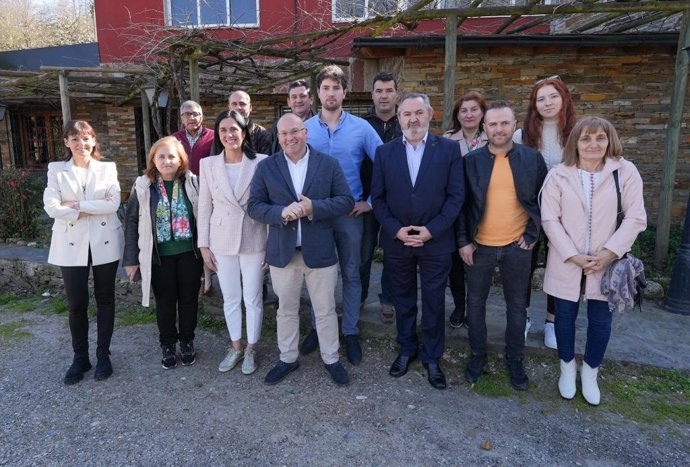 El vicesecretario de Organización del PP, Miguel Tellado, y la secretaria general del PPdeG, Paula Prado, visitan Samos (Lugo).