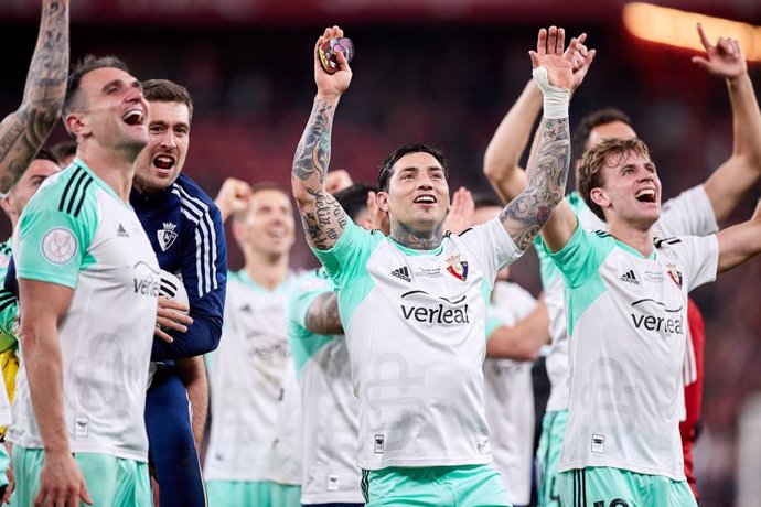 Chimy Avila and players of CA Osasuna celebrates the win after the Copa del Rey match between Athletic Club and CA Osasuna at San Mames  on April 4, 2023, in Bilbao, Spain.
