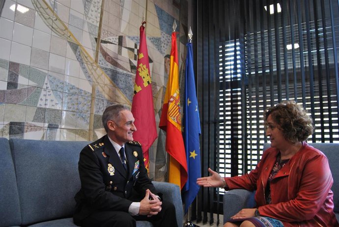 La nueva responsable de la institución recibe al jefe Superior de Policía