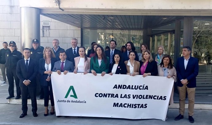 Minuto de silencio en la Delegación de la Junta en Huelva.