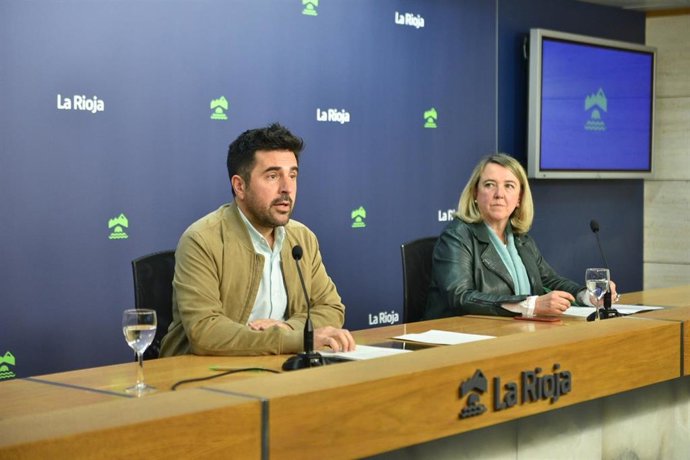 El portavoz del Gobierno riojano, Álex Dorado, y la consejera de Agricultura, Eva Hita, en comparecencia de prensa