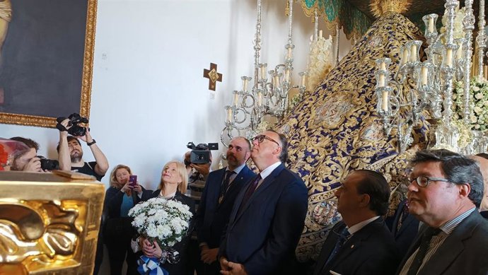 El consejero de Cultura, Turismo y Deporte, Arturo Bernal, visitando la Hermandad de la Amargura, en el templo de los Descalzos de Jerez de la Frontera (Cádiz)