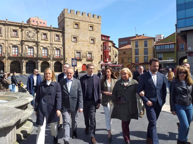 El presidente del PP nacional, Alberto Núñez Feijóo, durante su visita a Gijón, acompañado por representantes del partido en Aasturias, entre ellos el candidato a la Presidencia del Principado, Diego Canga