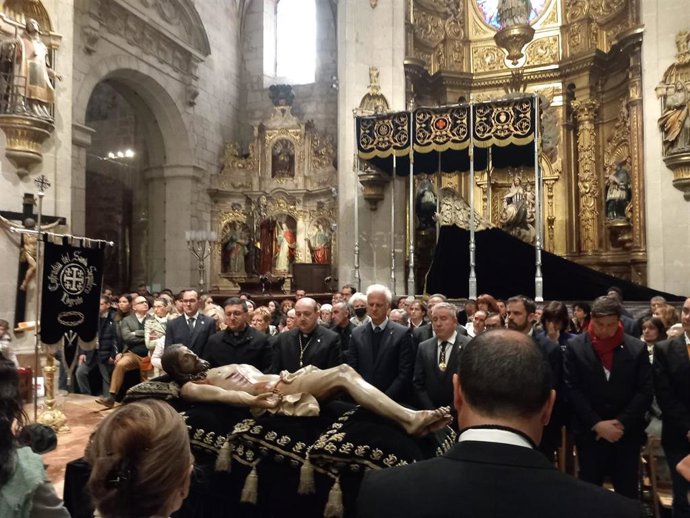 Cientos de logroñeses cumplen con la tradicional Limpieza del Cristo del Santo Sepulcro; "Un acto de hermandad total"