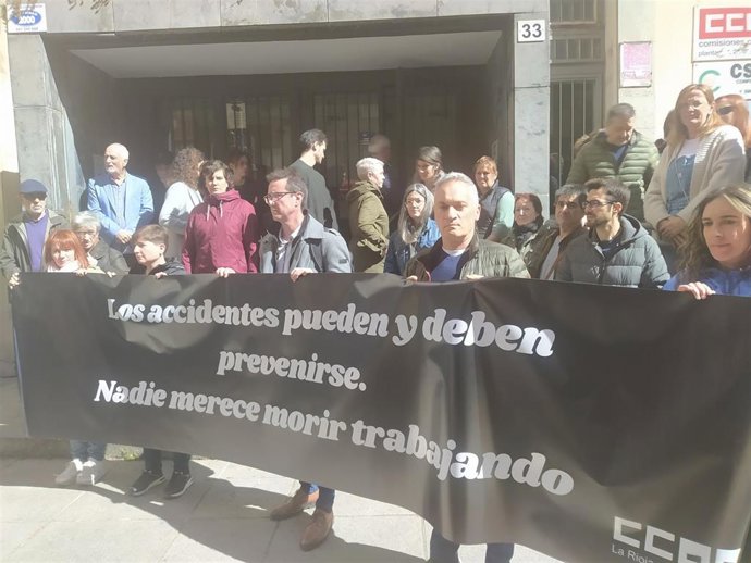 CCOO guarda un minuto de silencio por el trabajador de una empresa riojana fallecido en Andosilla (Navarra)