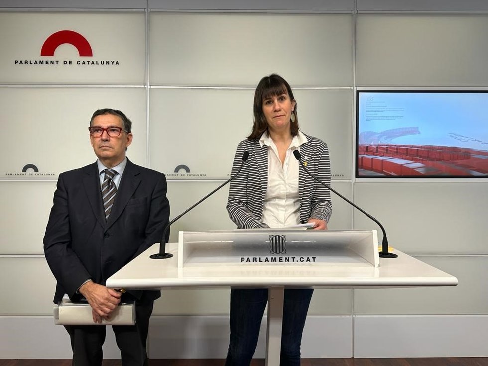 La secretaria segunda de la Mesa del Parlament, Aurora Madaula, y el diputado de Junts Jaume Alonso-Cuevillas