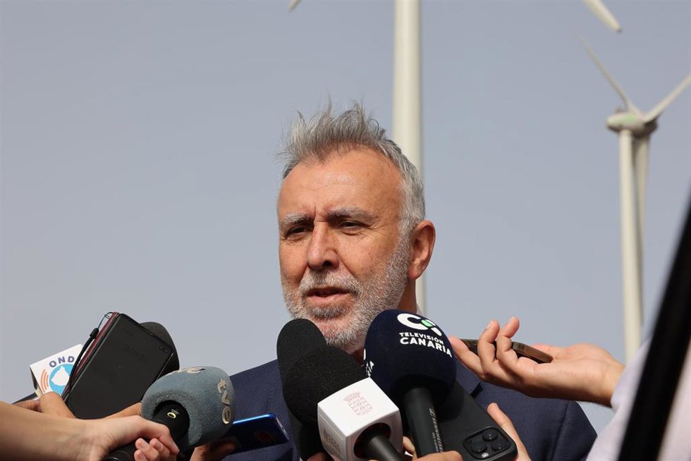 El presidente del Gobierno de Canarias, Ángel Víctor Torres, atiende a los medios durante la inauguración del parque eólico de Ecoener, a 30 de marzo de 2023, en San Sebastián de la Gomera, La Gomera, Islas Canarias (España). Las instalaciones, que cuen